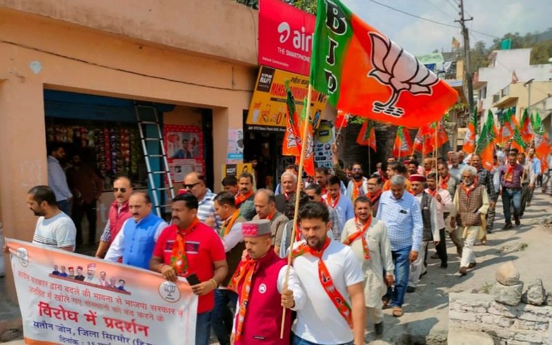 तालेबंदी के ख़िलाफ़ सतोन में भाजपा का प्रदर्शन