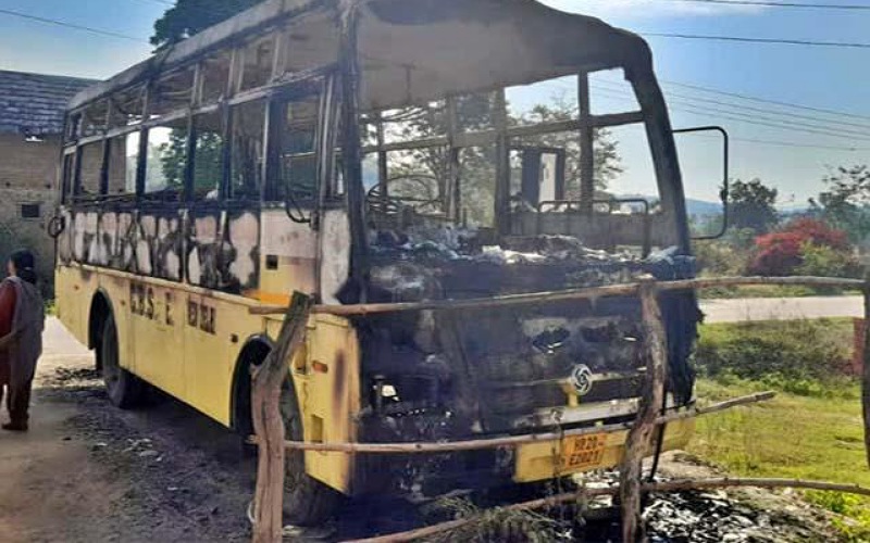 सड़क किनारे खड़ी प्राइवेट स्कूल की बस में अचानक लगी आग, लाखों का नुक्सान