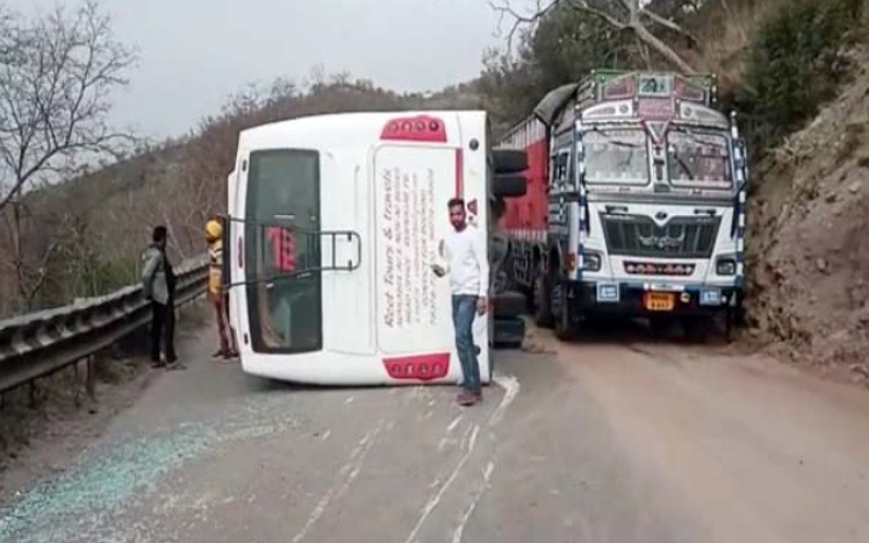 अनियंत्रित होकर सड़क पर पलटी निजी बस, हादसे में नहीं हुआ कोई जानी नुक्सान