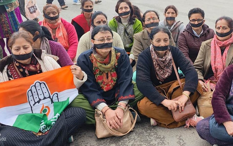 महात्मा गांधी की प्रतिमा के सामने मुंह पर काली पट्टी बांधकर महिला कांग्रेस ने किया मौन प्रदर्शन