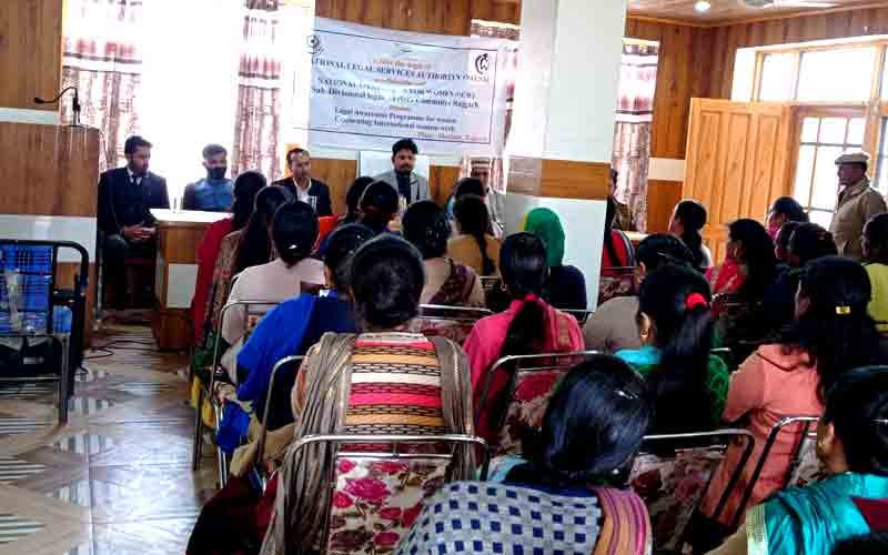 शलाना में विधिक साक्षरता शिविर के माध्यम से दी लोगों को कानूनी जानकारी