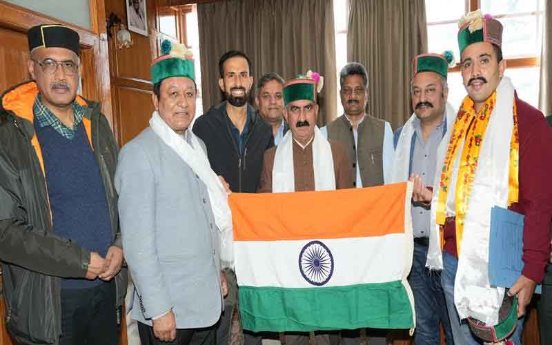 पर्वतारोही अमित नेगी ने सीएम सुक्खू से की भेंट