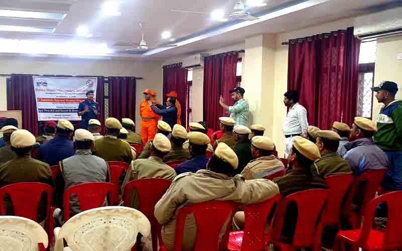 चिंतपूर्णी मंदिर में एक दिवसीय प्राथमिक चिकित्सा एवं खोज व बचाव तकनीक प्रशिक्षण शिविर आयोजित
