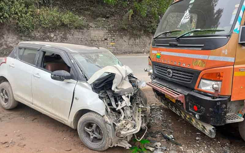 ओवरस्पीड कार ने सड़क किनारे खड़े ट्रक को मारी टक्कर, चालक की मौत