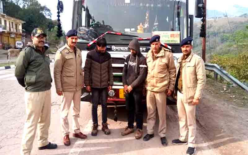 चंडीगढ़-मनाली हाइवे पर पुलिस ने एचआरटीसी बस से हेरोइन सहित काबू किए दो तस्कर