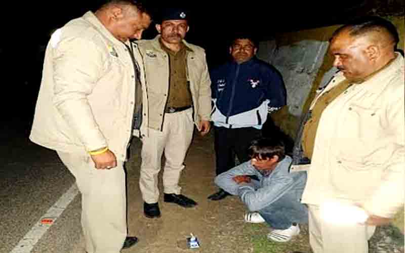 गश्त के दौरान पुलिस ने चिट्टे सहित दबोचा तस्कर, पूछताछ जारी