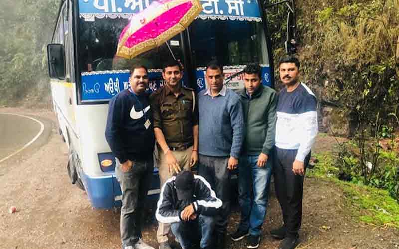 पुलिस ने तीन अलग-अलग स्थानों पर पांच किलो 102 ग्राम 46 मिली ग्राम चरस की बरामद