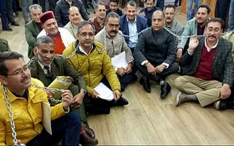 विपक्ष ने संस्थानों को बंद करने के विरोध में प्रदेश सरकार के खिलाफ की नारेबाजी, वॉकआउट