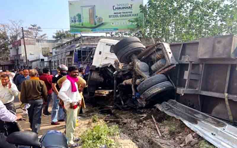 तेज रफ्तार ट्रक बस को टक्कर मारने के बाद सड़क पर पलटा, 2 जख्मी