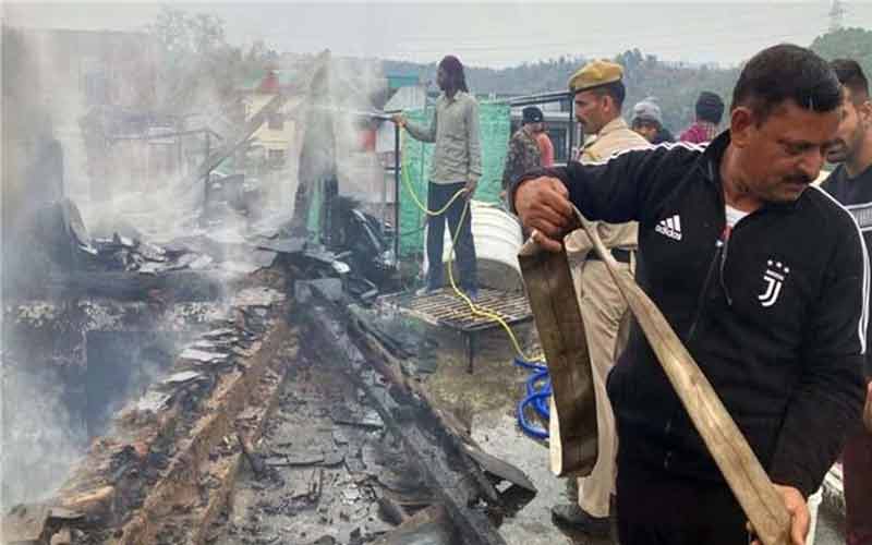 बजड़ौह गांव में एक मकान चढ़ा आग की भेंट, करीब 20 लाख रुपए का नुक्सान