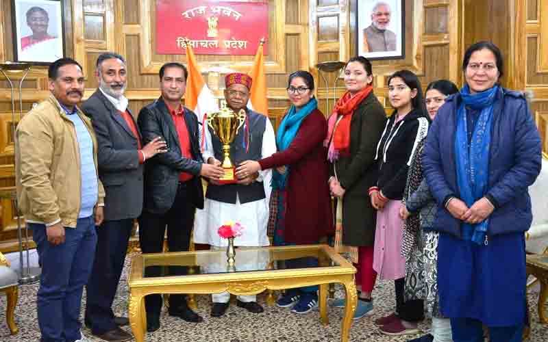 अखिल भारतीय सिविल सेवा कबड्डी प्रतियोगिता की विजेता टीम ने राज्यपाल से की मुलाकात