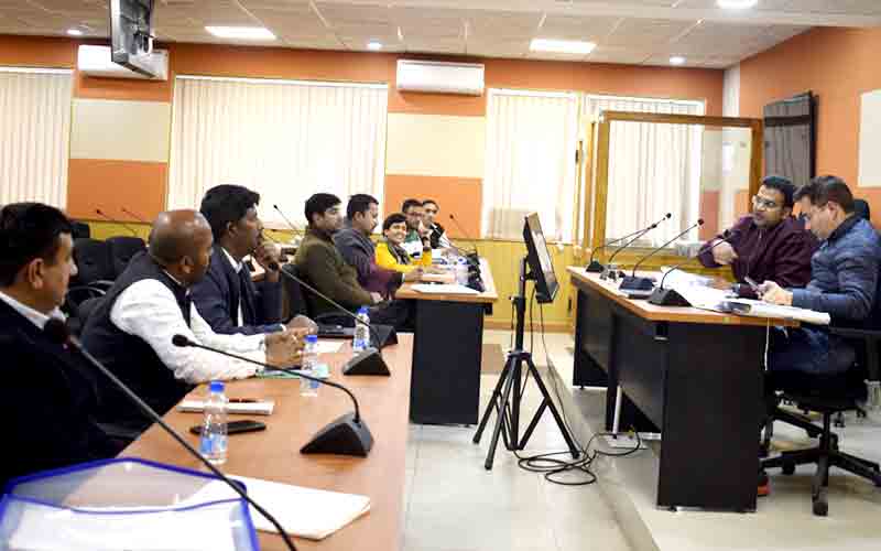 विकास परियोजनाओं को गति देने के लिए विभागों में हो बेहतर तालमेल- डॉ. निपुण जिंदल