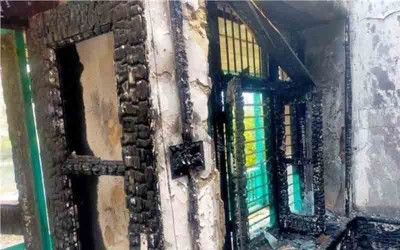 लकड़ी से बना तीन मंजिला मकान चढ़ा आग की भेंट, लाखों का नुक्सान