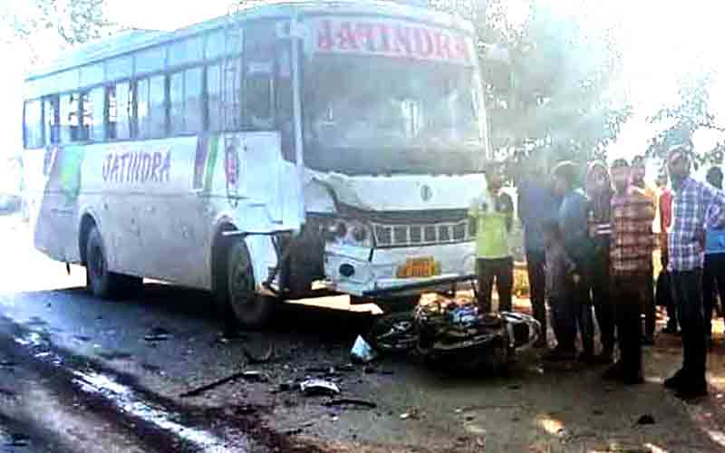 दर्दनाक हादसा: बाइक व बस की जोरदार भिड़ंत, हादसे में चार युवकों की मौत