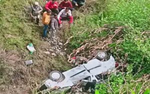Uncontrolled car fell into a deep gorge, one killed, two injured