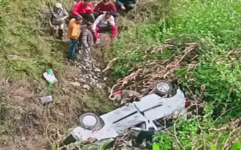 Uncontrolled car fell into a deep gorge, one killed, two injured