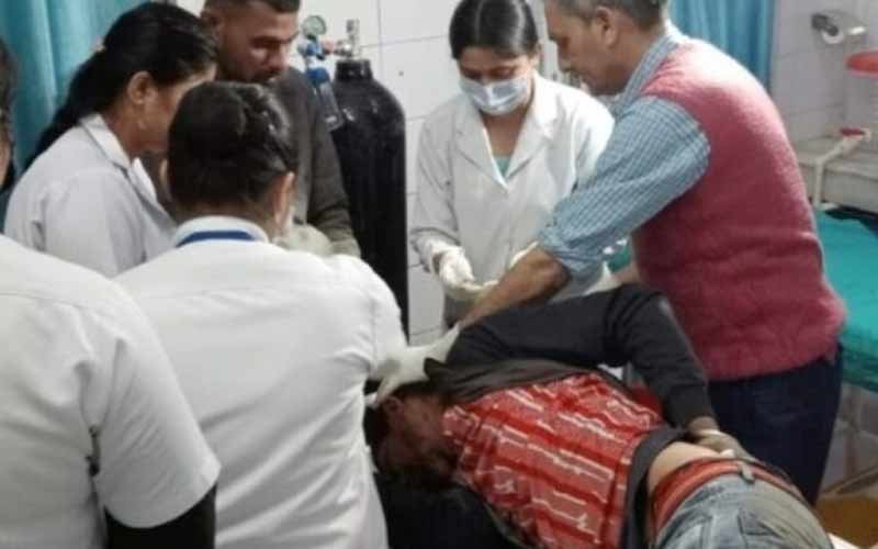 अनियंत्रित होकर सड़क पर पलटी पिकअप, हादसे में कई घायल