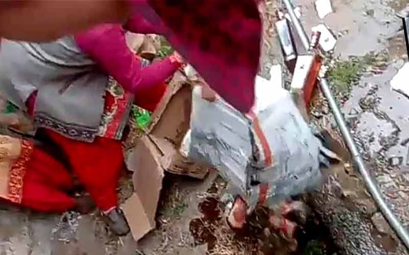 महिलाओं ने तैश में आकर तोड़ी दुकानदार की अवैध शराब की 5 पेटियां