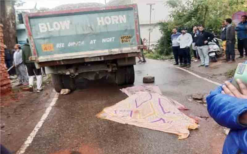 बजरी से भरे टिप्पर की चपेट में आने से 55 वर्षीय महिला की दर्दनाक मौत