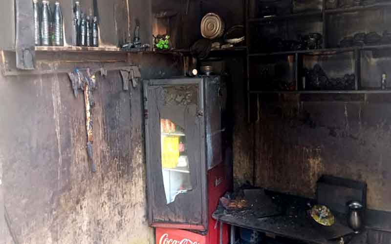 दुकान में अचानक लगी आग, लाखों का सामान जलकर राख