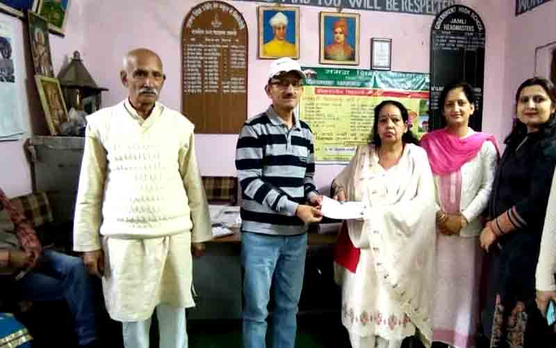 जामली स्कूल के पुराने छात्र बाबूराम पंवार ने स्कूल को दी 1,00,000 रुपए की राशि