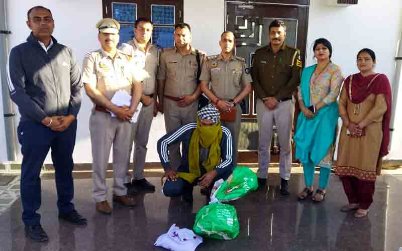 घर में दबिश देकर पुलिस ने नशीले पदार्थों सहित गिरफ्तार किया तस्कर