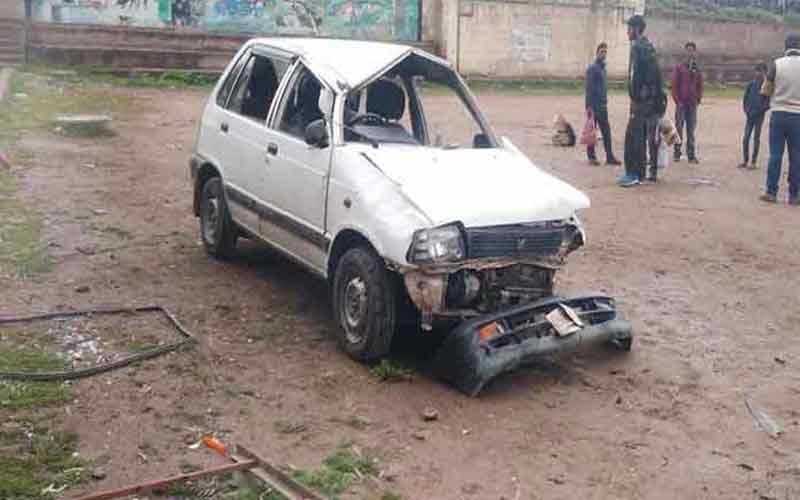 ढालपुर में एक मारुति कार हुई दुर्घटनाग्रस्त, हादसे में दो घायल