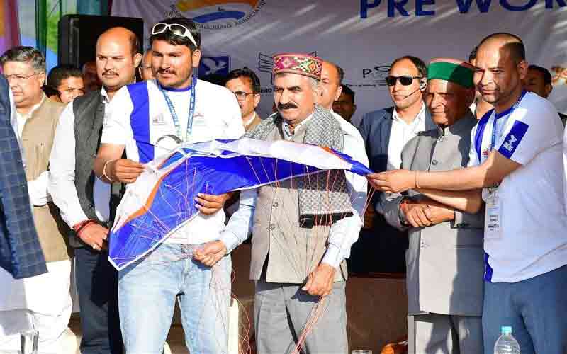 सीएम ने बीड़ में एक्यूरेसी पैराग्लाइडिंग प्री-वर्ल्ड कप के समापन समारोह की करी अध्यक्षता