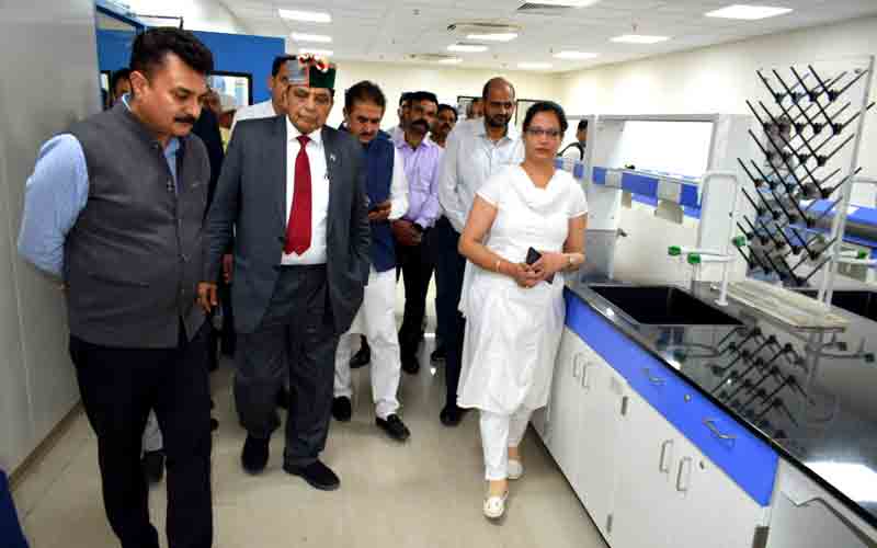 डाॅ. शांडिल ने बद्दी में प्रदेश की प्रथम दवा परीक्षण प्रयोगशाला का किया निरीक्षण