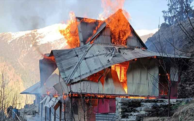 दो मंजिला मकान चढ़ा आग की भेंट, करीब 15 लाख का नुक्सान