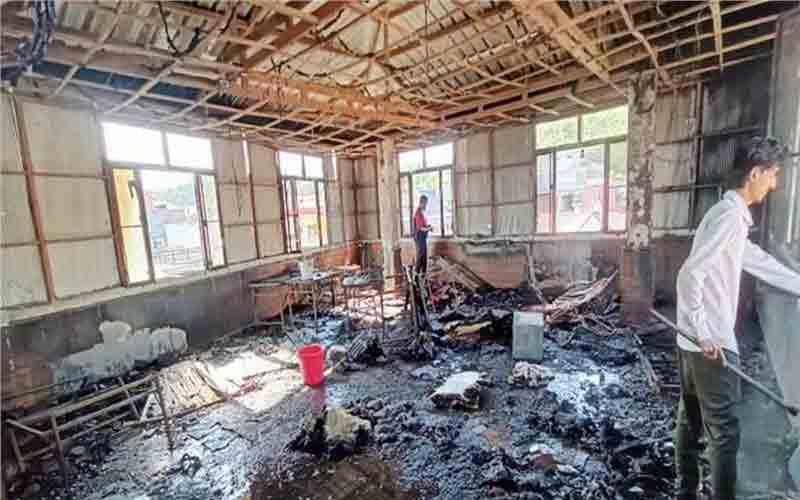 हिमगिरी रिजोर्ट्स की ऊपरी मंजिल में लगी भीषण आग, लाखों का सामान जलकर राख