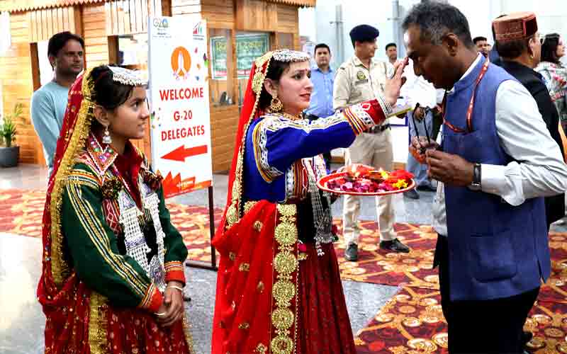 हिमाचली संस्कृति में रंगे विदेशी मेहमान, खास अंदाज में हुआ स्वागत