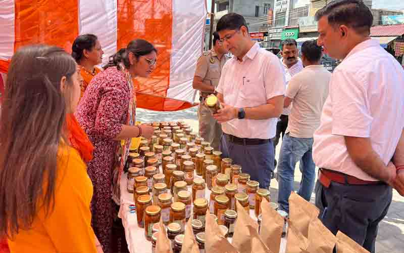 सोमभद्रा फेडरेशन द्वारा तैयार किए जा रहे उच्च गुणवत्ता के उत्पाद – डीसी