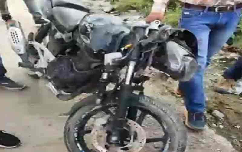 अनियंत्रित होकर डिवाइडर से टकराई बाइक, एक युवक की मौत, दूसरा घायल