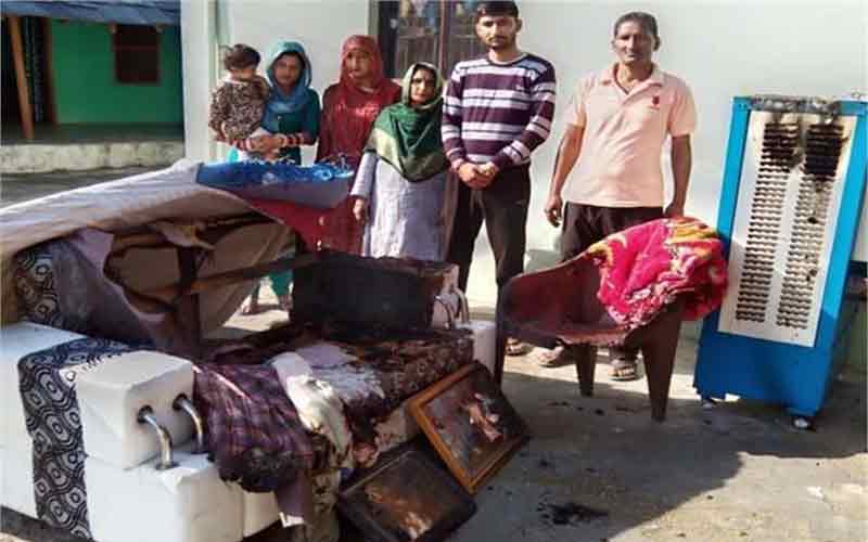 मकान में लगी आग, लाखों का सामान जलकर राख