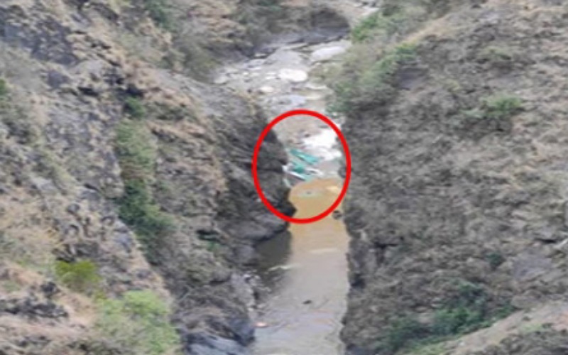 अनियंत्रित होकर सड़क से लुढ़क कर नाले में गिरी पिकअप, हादसे में दो की मौत