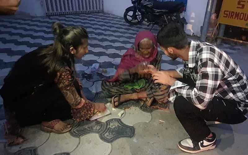 असहाय वृद्धा को देखकर पिघल आया बच्चों का दिल