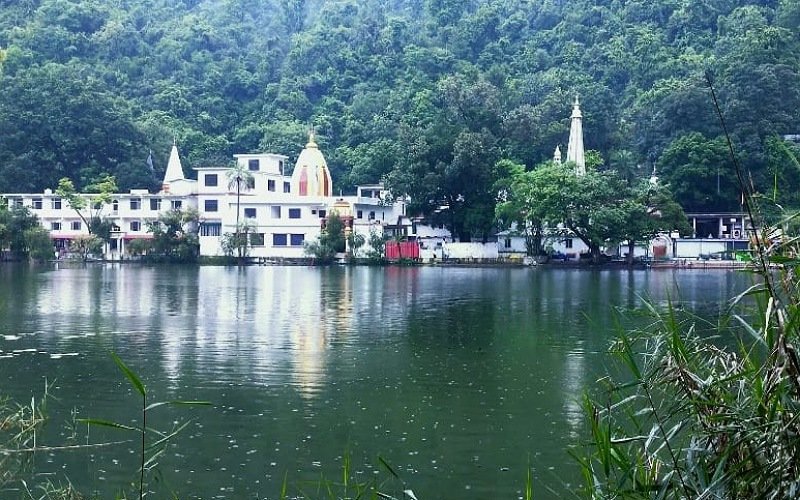 टूटी उखड़ी संकरी सड़कों अभाव में दम तोड़ता सिरमौर का टूरिज्म