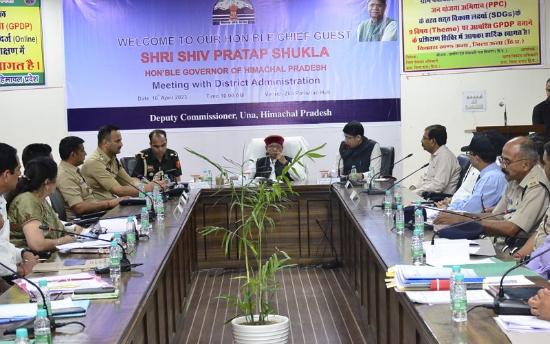 राज्यपाल ने विकास योजनाओं को निर्धारित समयावधि में पूरा करने के दिए निर्देश