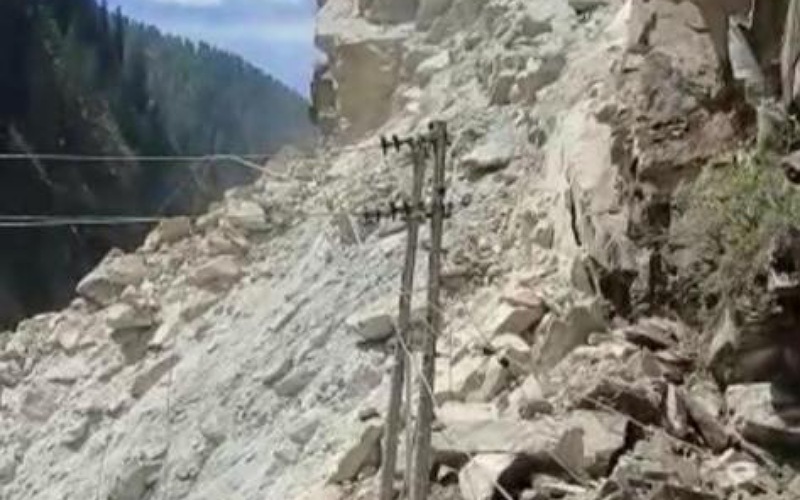 भूस्खलन के कारण मलाणा सड़क हुई बंद, पैदल चलना भी हुआ मुश्किल