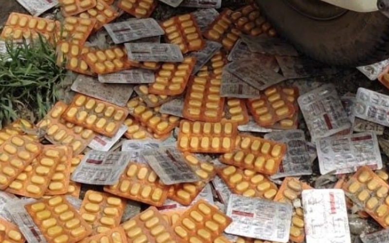 सड़क किनारे फेंकी भारी मात्रा में एक्सपायर हो चुकी दवाएं