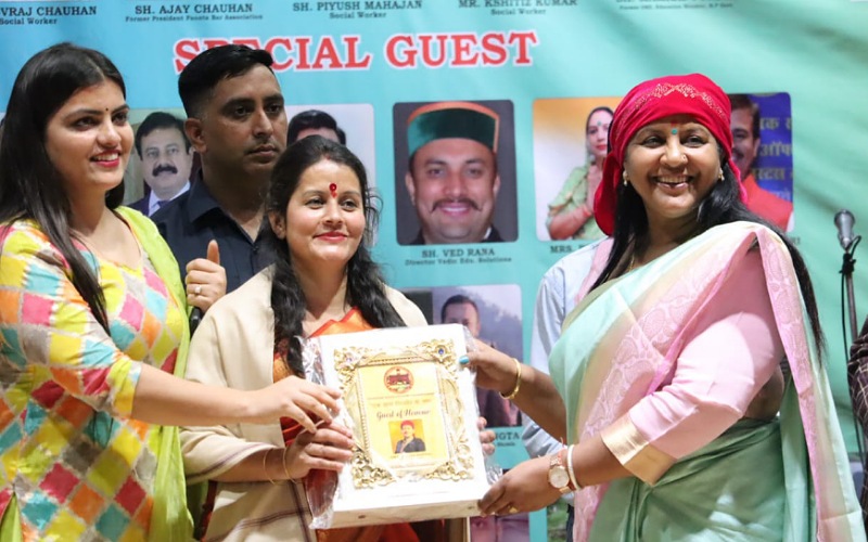 “एक शाम सिरमौर के नाम” में राज्य सभा सांसद इन्दु गोस्वामी ने की नाटी