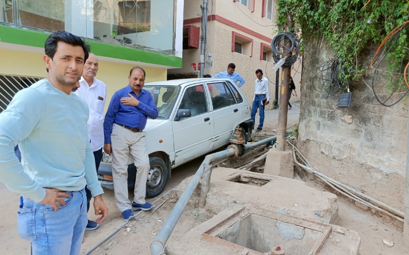 महलात पर बेतरतीब पेयजल लाइनों व भंडारण टैंक का अधिशाषी अभियंता ने लिया जायजा