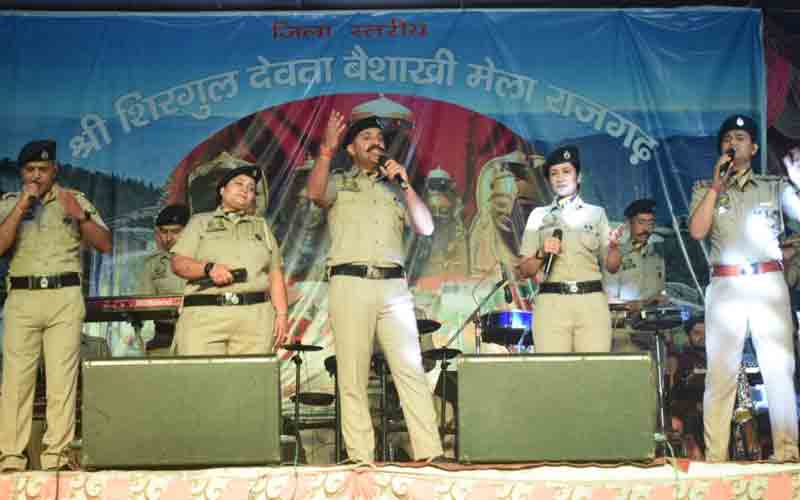 बैसाखी मेले की अन्तिम सांस्कृतिक संध्या में हिमाचल पुलिस बैंड ने दर्शकों को खूब नचाया