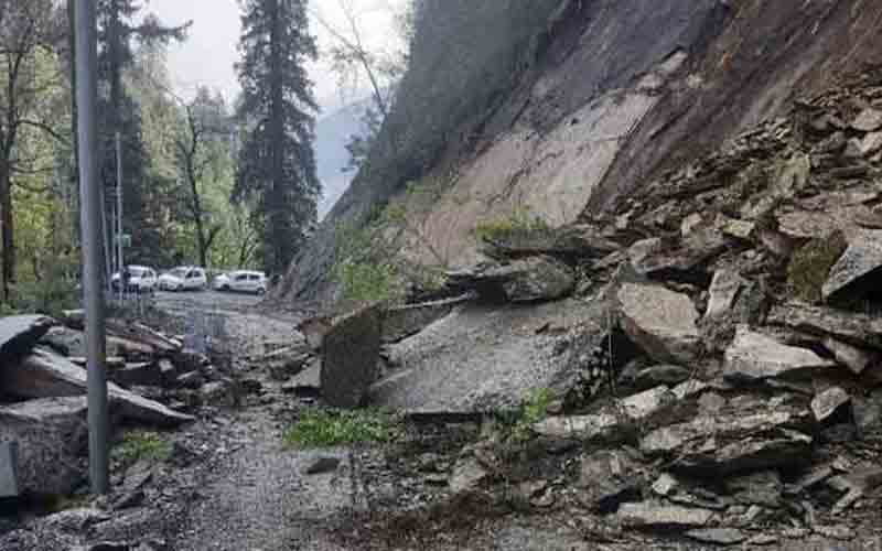 एनएच-305 औट-लुहरी पर भूस्खलन, वाहनों की आवाजाही हुई बंद