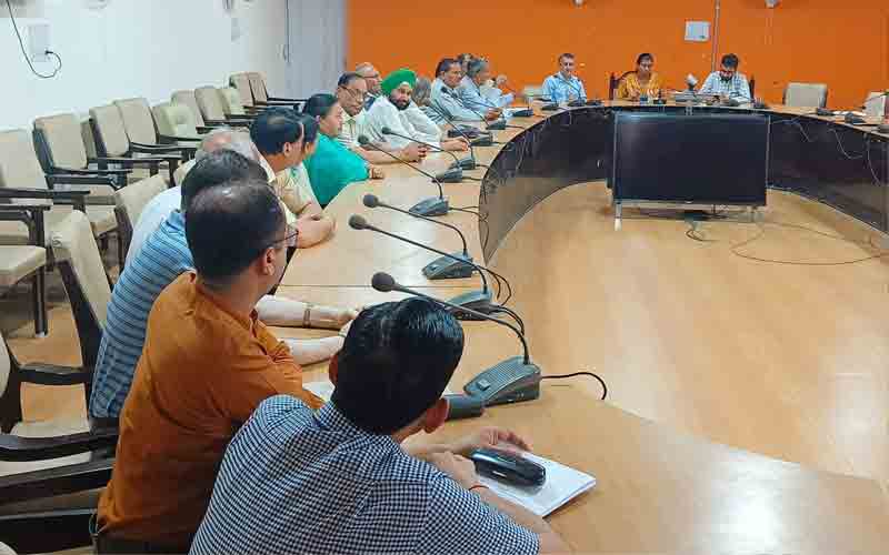 वरिष्ठ नागरिक सभा और प्रशासन के बीच शहर के ज्वलंत मुद्दों को लेकर हुई बैठक