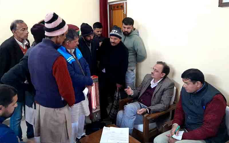 जन-समस्याओं का समय पर समाधान करें अधिकारी- हर्षवर्धन चौहान