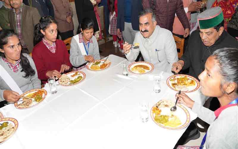 मुख्यमंत्री के आग्रह पर विधानसभा की कार्यवाही देखने पहुंची बालिका आश्रम की बच्चियां