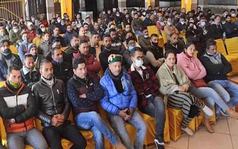 आउटसोर्स कर्मचारियों को सेवा विस्तार के बाद भी नहीं मिली तैनाती