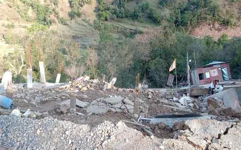 जमीन धंसने से पेट्रोल पंप हुआ धराशाई, मालिक को करोड़ों रुपए का नुक्सान